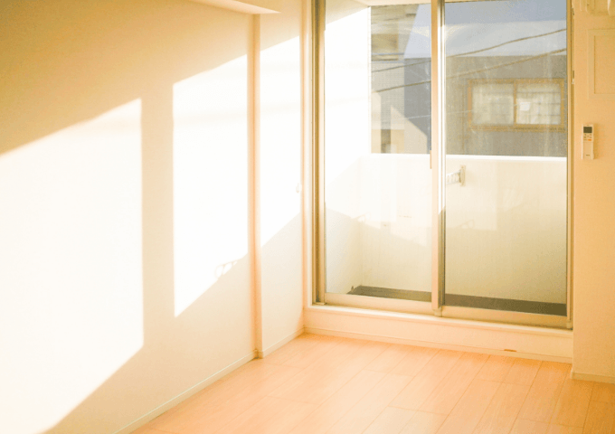 夏の「西日」が痛い！お部屋の温度をグッと下げるガラス選びのコツ