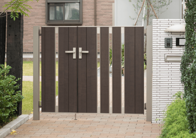 おしゃれな住まいを演出！門扉リフォームの種類やメリットなどを解説