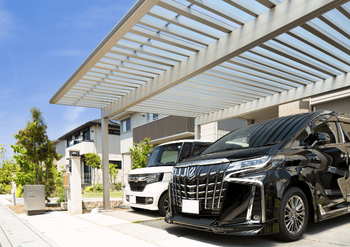 愛車を守り、毎日の出入りを快適に！カーポートのメリットや設置時のポイントについて