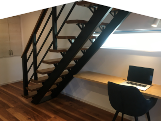 住まいの印象を決める“見せる階段”！ストリップ階段のメリットや種類について